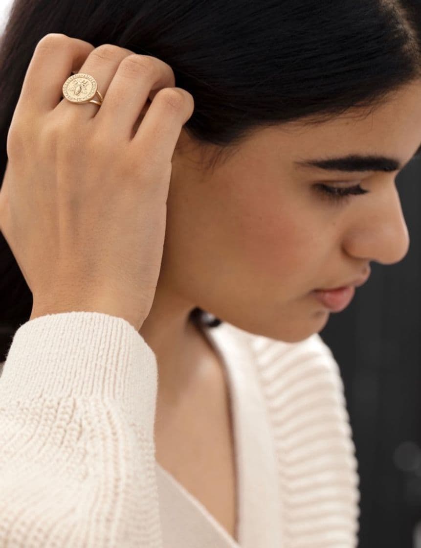 Moda Bee Embossed Pendant Ring | & Other Stories