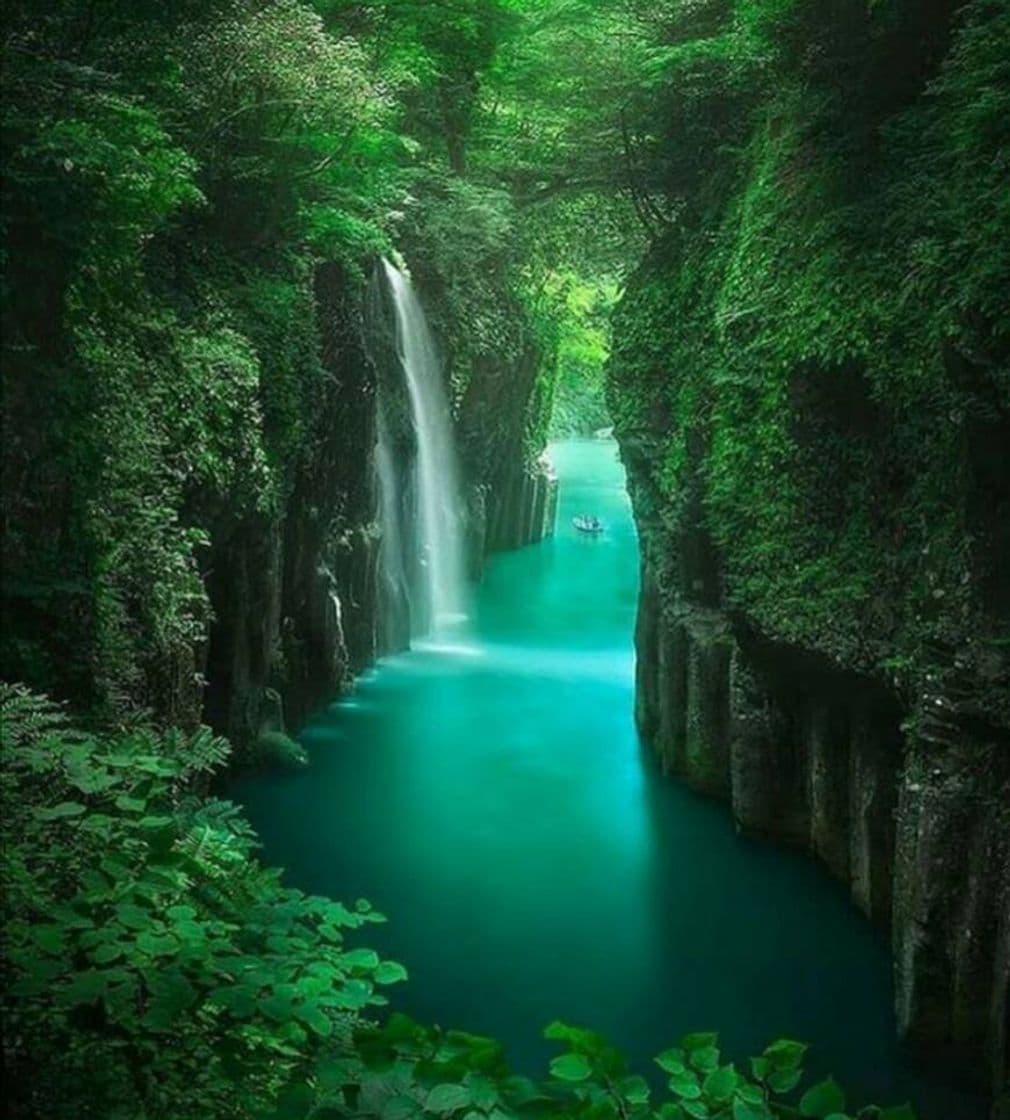 Lugar Hermosa cascada en Japón 