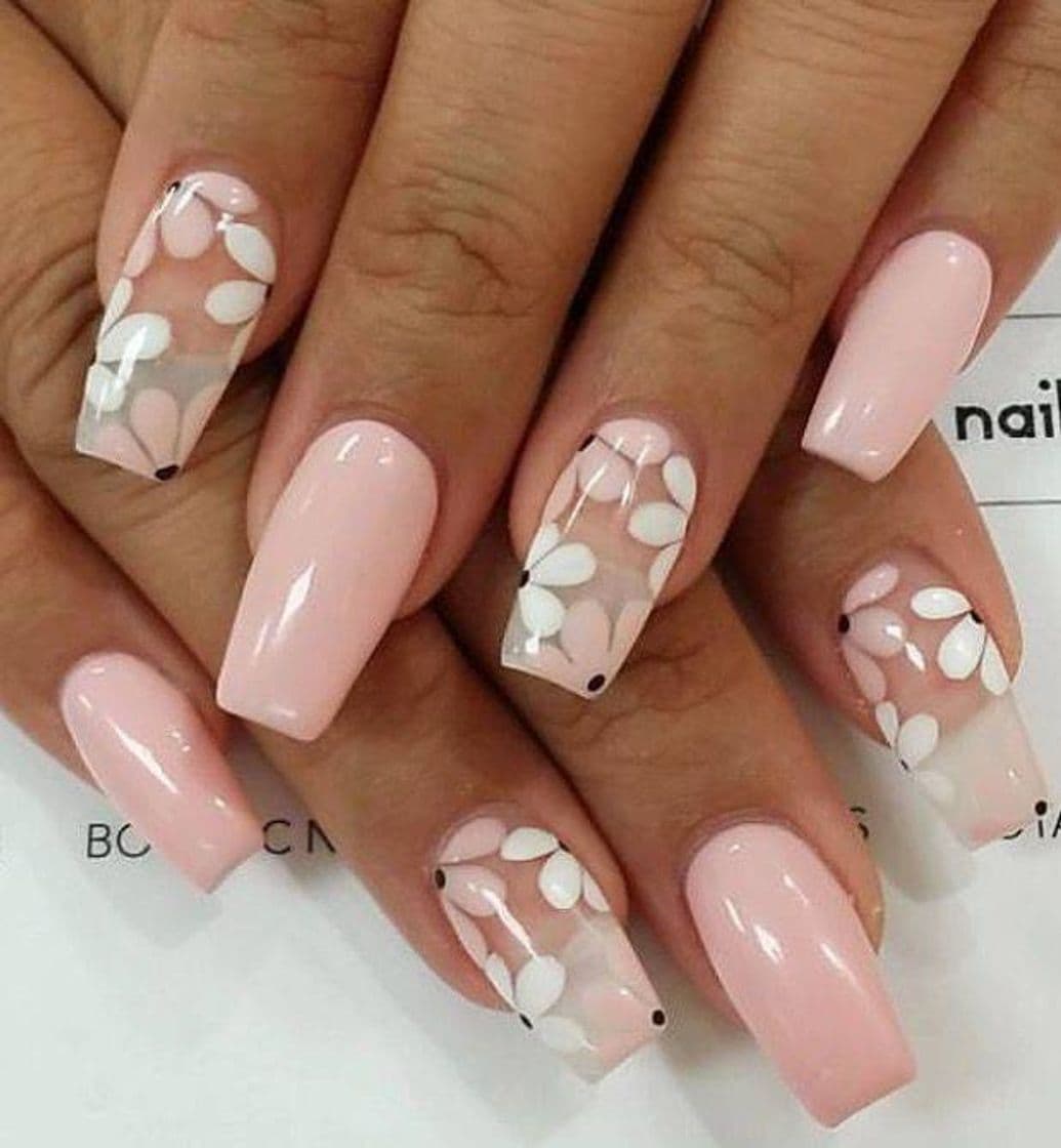 Moda Classic Nails Art With Flowers