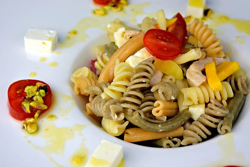 Fashion Ensalada de pasta y pollo con vinagreta de pistacho