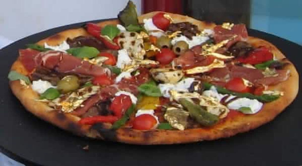 Fashion  Está pizza vale 4200 dólares. Essa pizza deve ser deliciosa