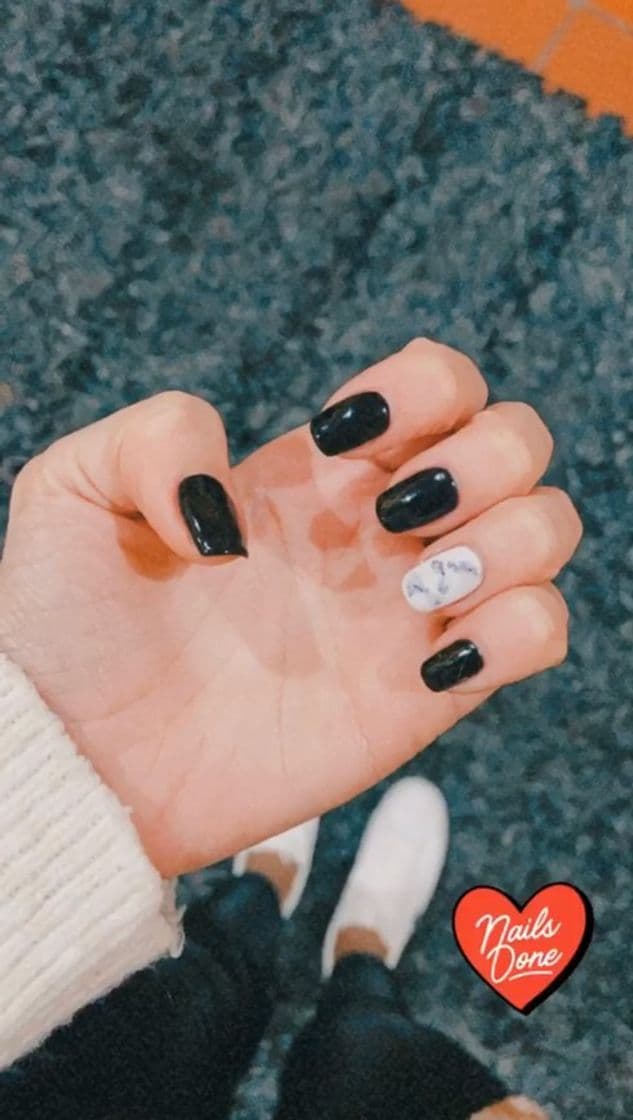 Moda Unhas pretas com uma mármore