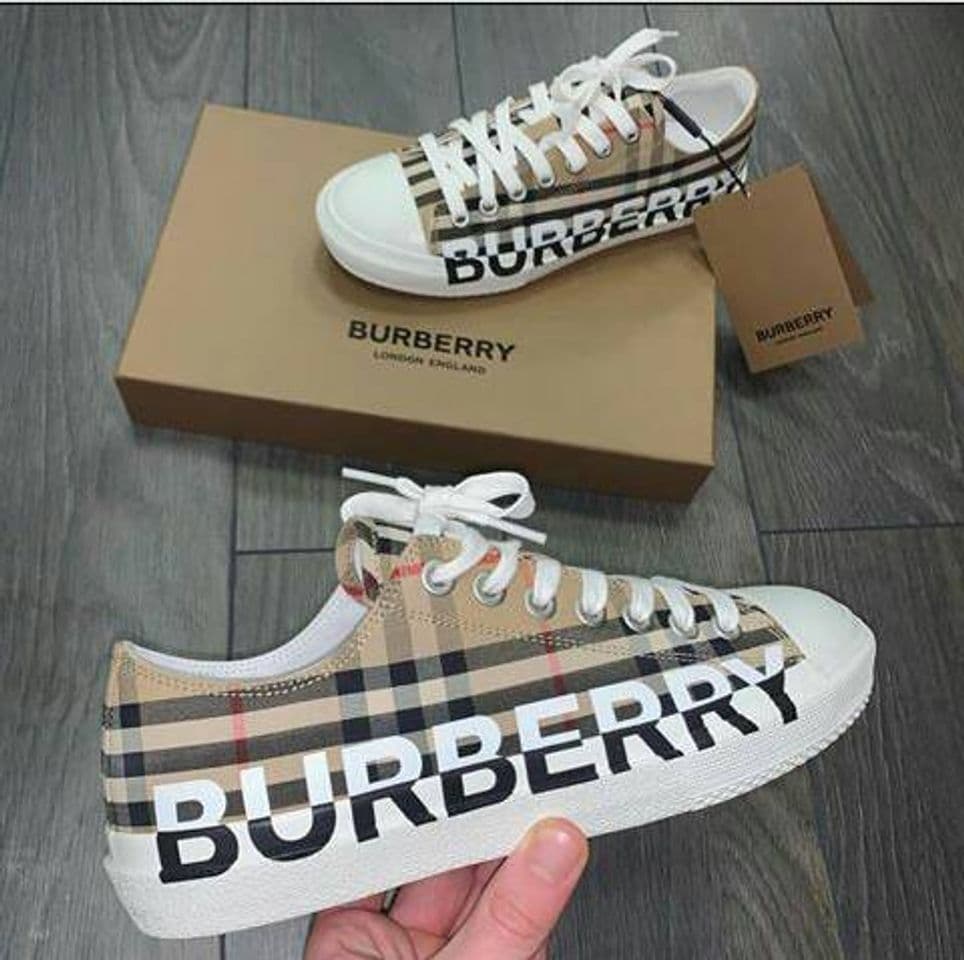 Fashion 👟Burberry 