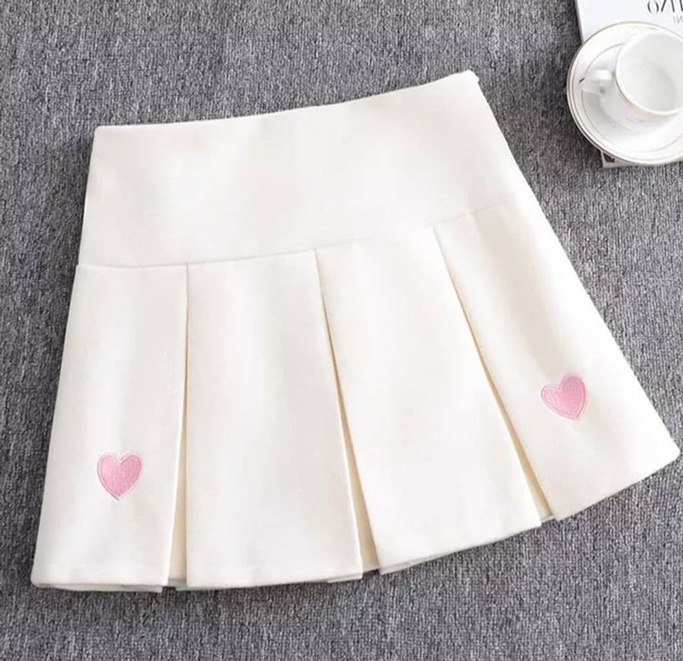 Moda Mini falda plisada blanca con corazones