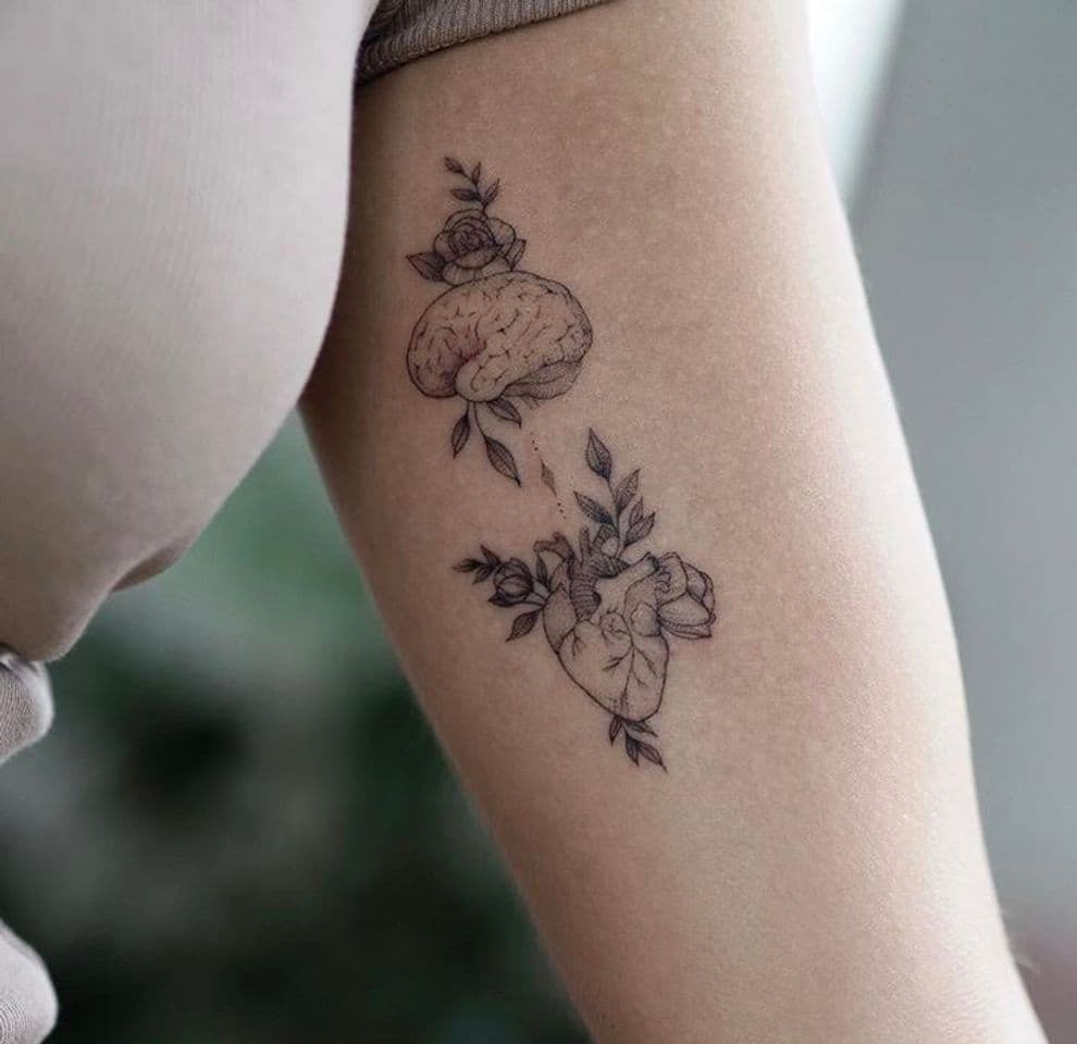 Fashion Tatto Coração e Cérebro com Flores