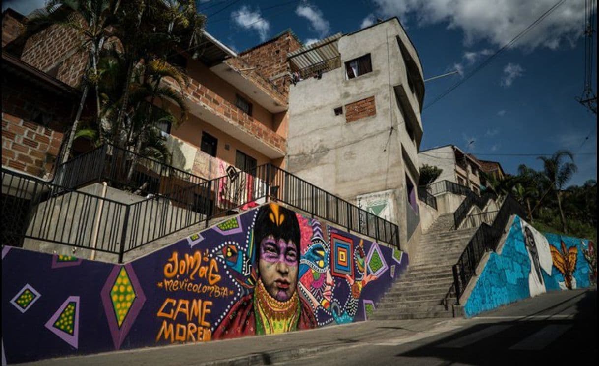 Place Comuna 13 tour. Graffitour