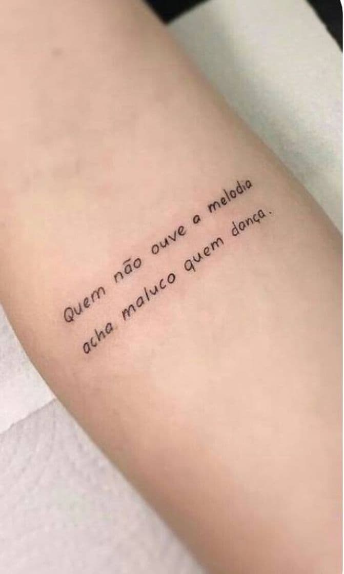 Moda tatuagem frase