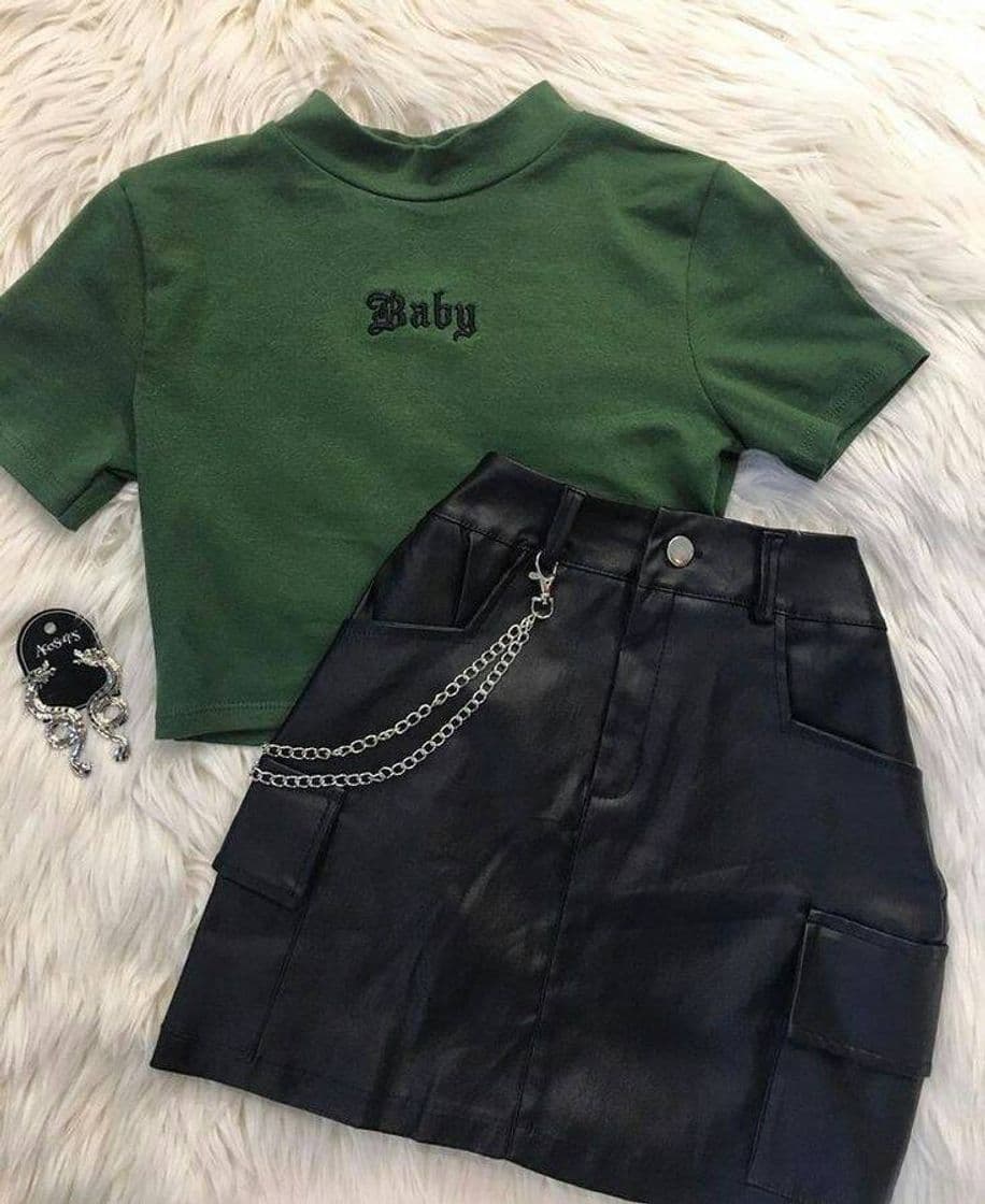 Moda Saia preta justa e blusa verde curta💭❤