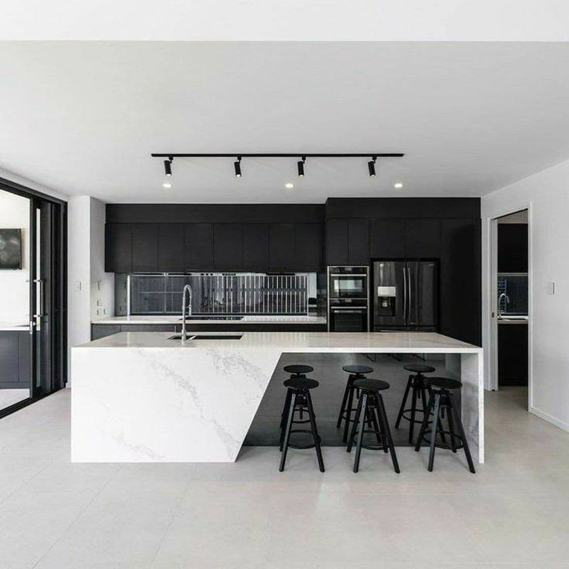 Fashion Black and White Kitchen 