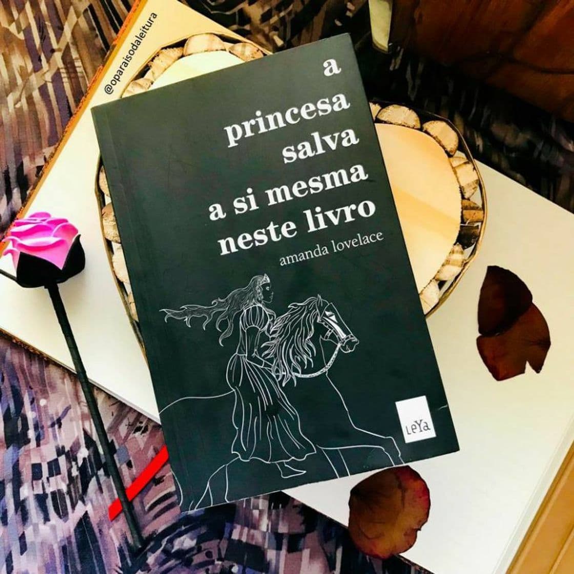 Fashion A princesa salva a si mesma nesse livro 