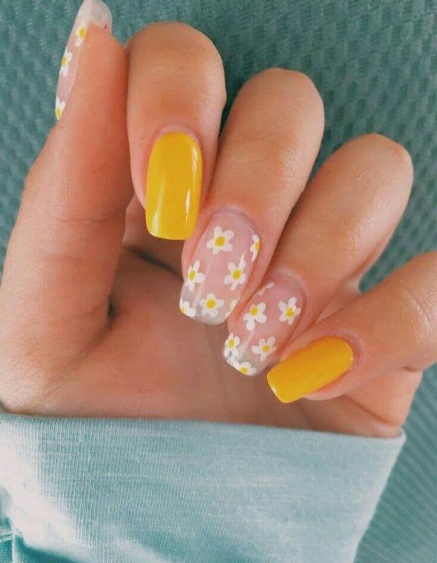 Moda unha amarela com flores brancas 🍋