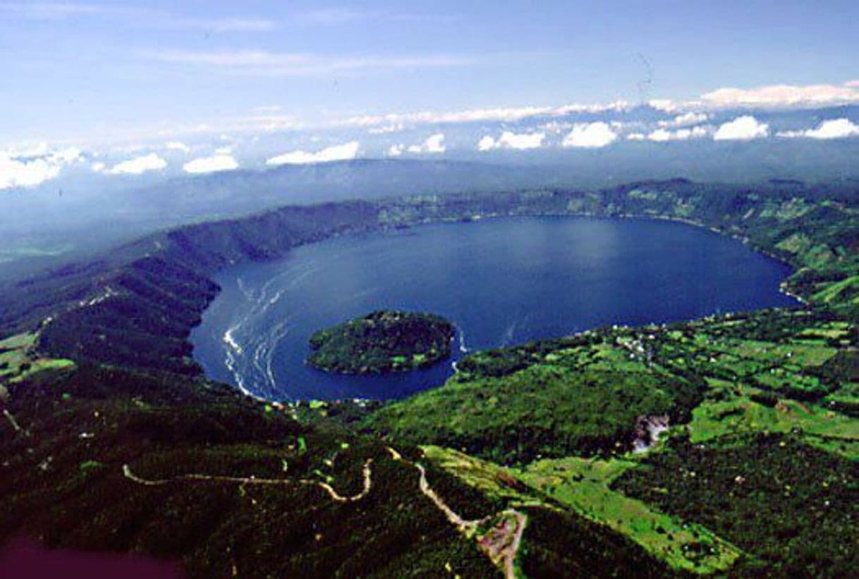 Lugar a lago de Güija