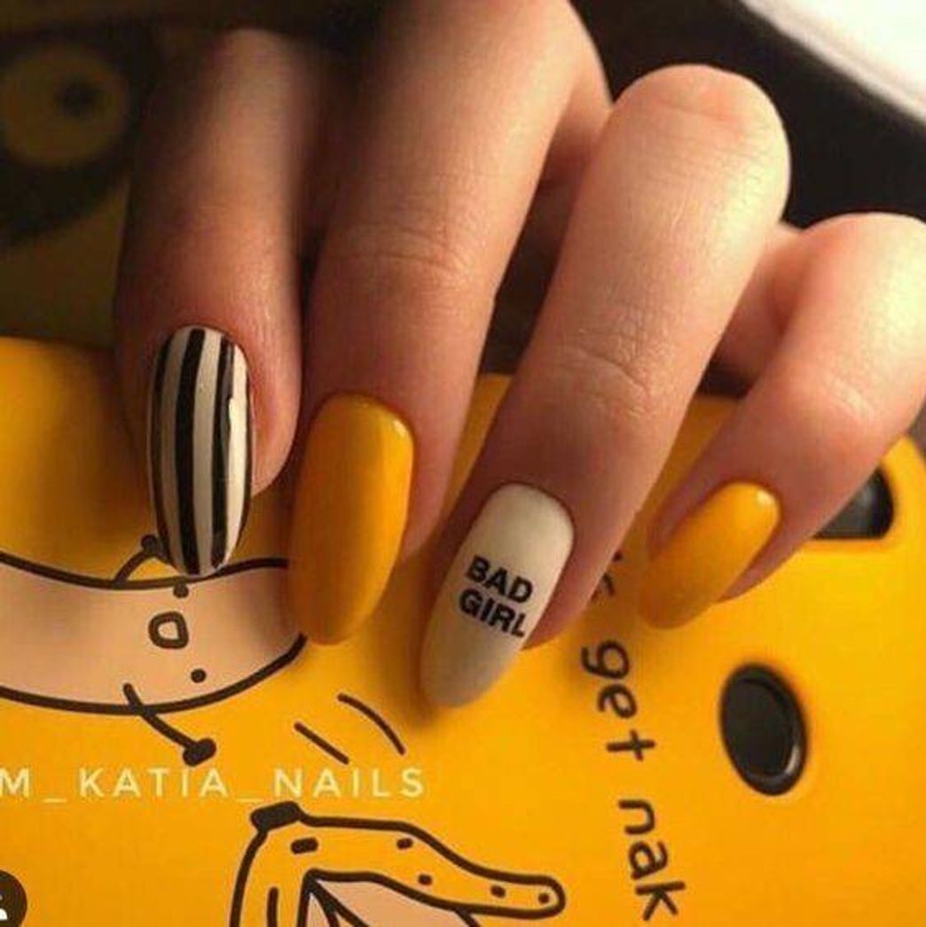 Fashion Unhas amarelas💛🖤