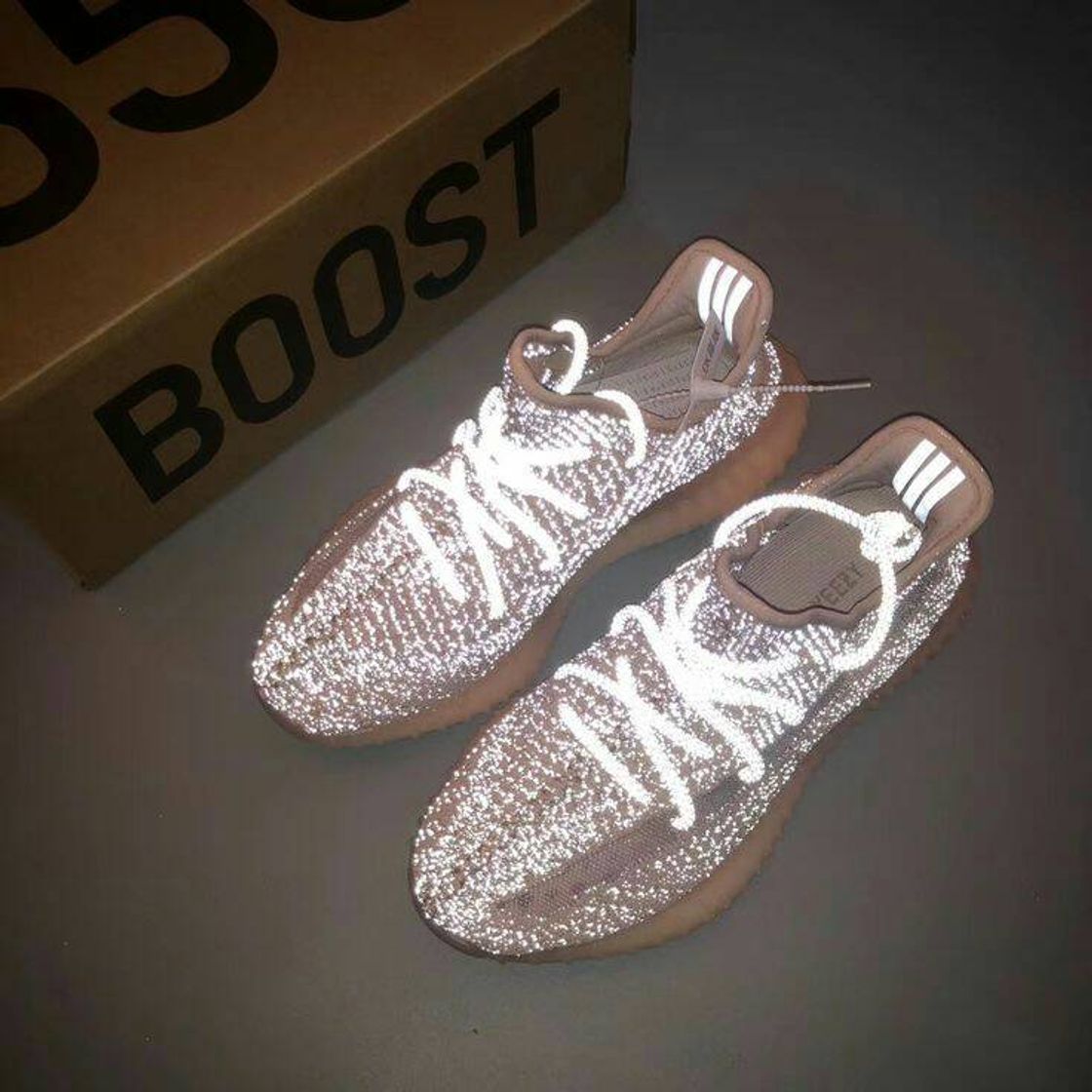 Moda Yeezy 350 V2 uyyyyy brillan