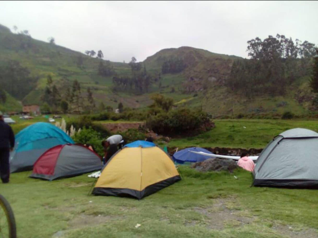 Place Acampar bajo la cascada