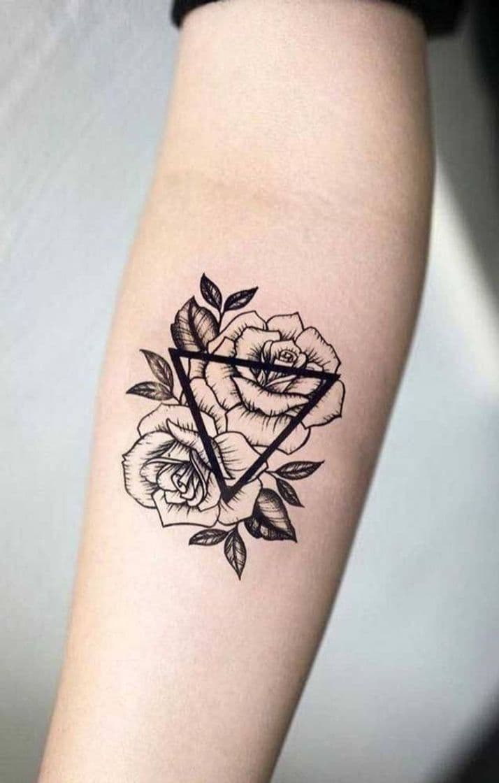 Moda Tattoo flores em triângulo antebraço 