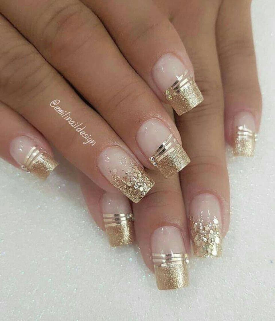 Fashion Unhas com francesinha dourada 😍