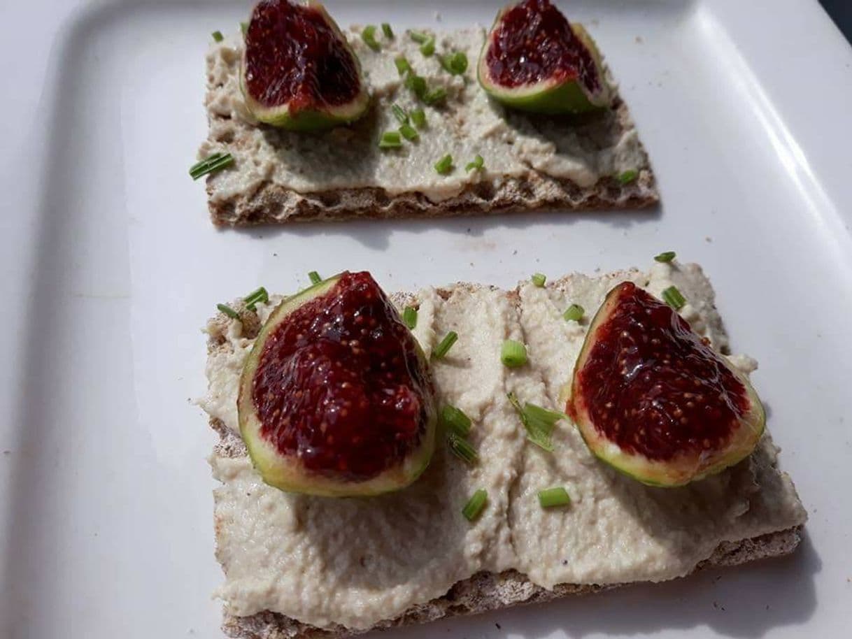 Fashion Tostadas integrales de centeno con crema de Anacardos