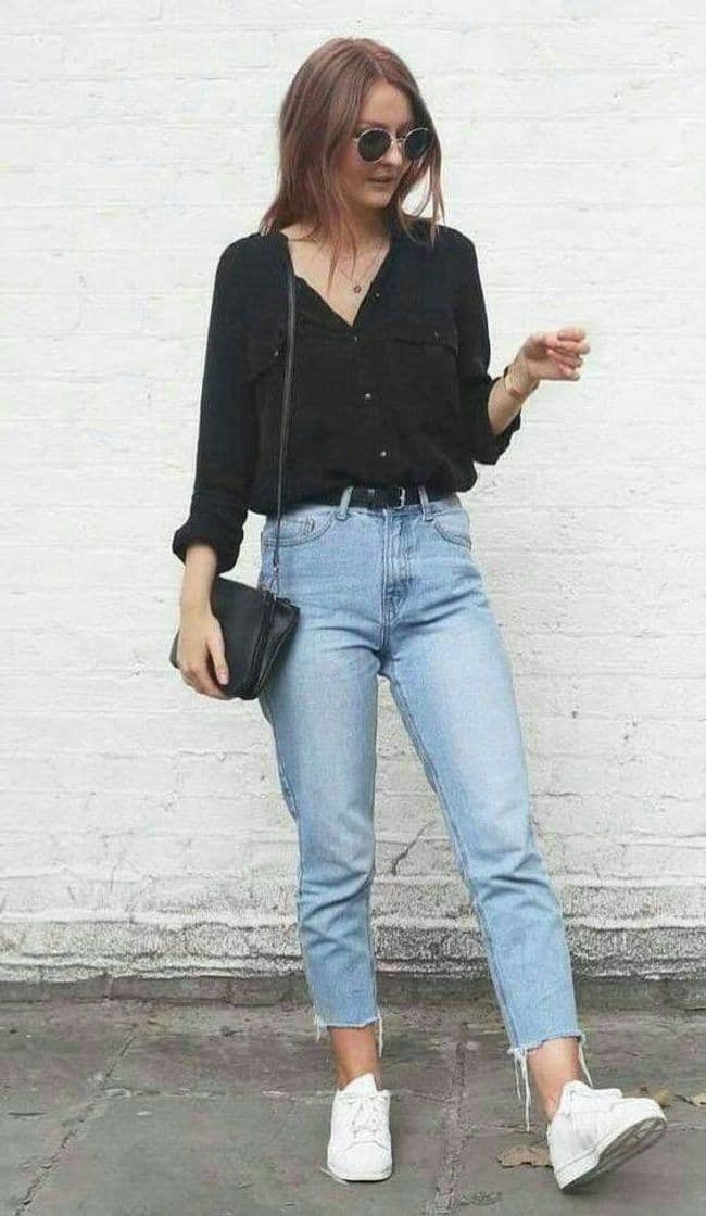 Moda Look básico com mom jeans e tênis😍