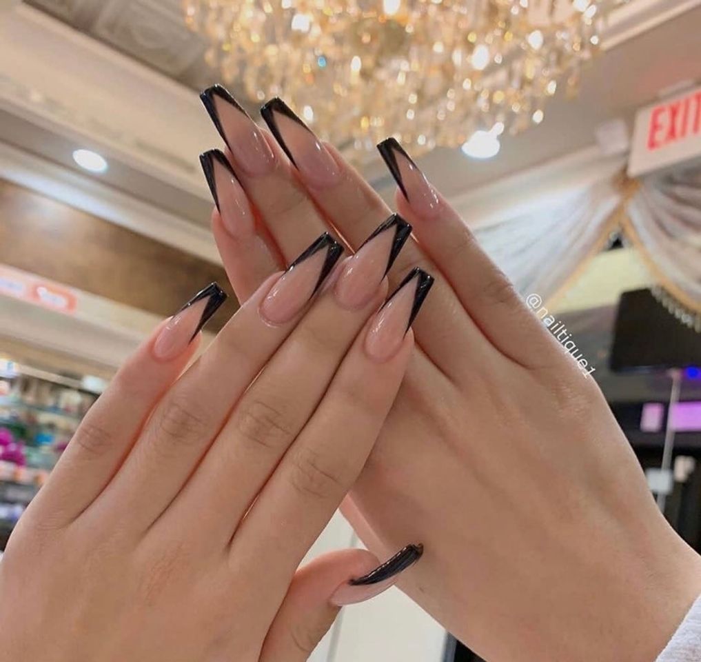 Moda Unhas com a ponta preta