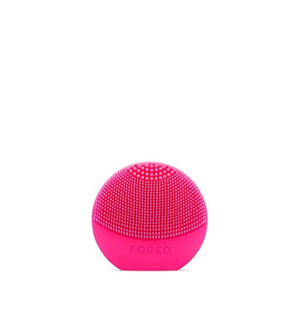 Belleza LUNA Play Plus de FOREO es el cepillo facial recargable de silicona, Fuchsia. Con pilas recambiables y resistente al agua