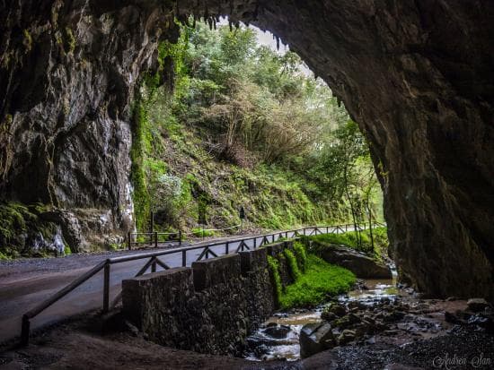 Place La Cuevona de Cuevas del Agua, casa rural, tienda de artesania. Alimentación y recuerdos.