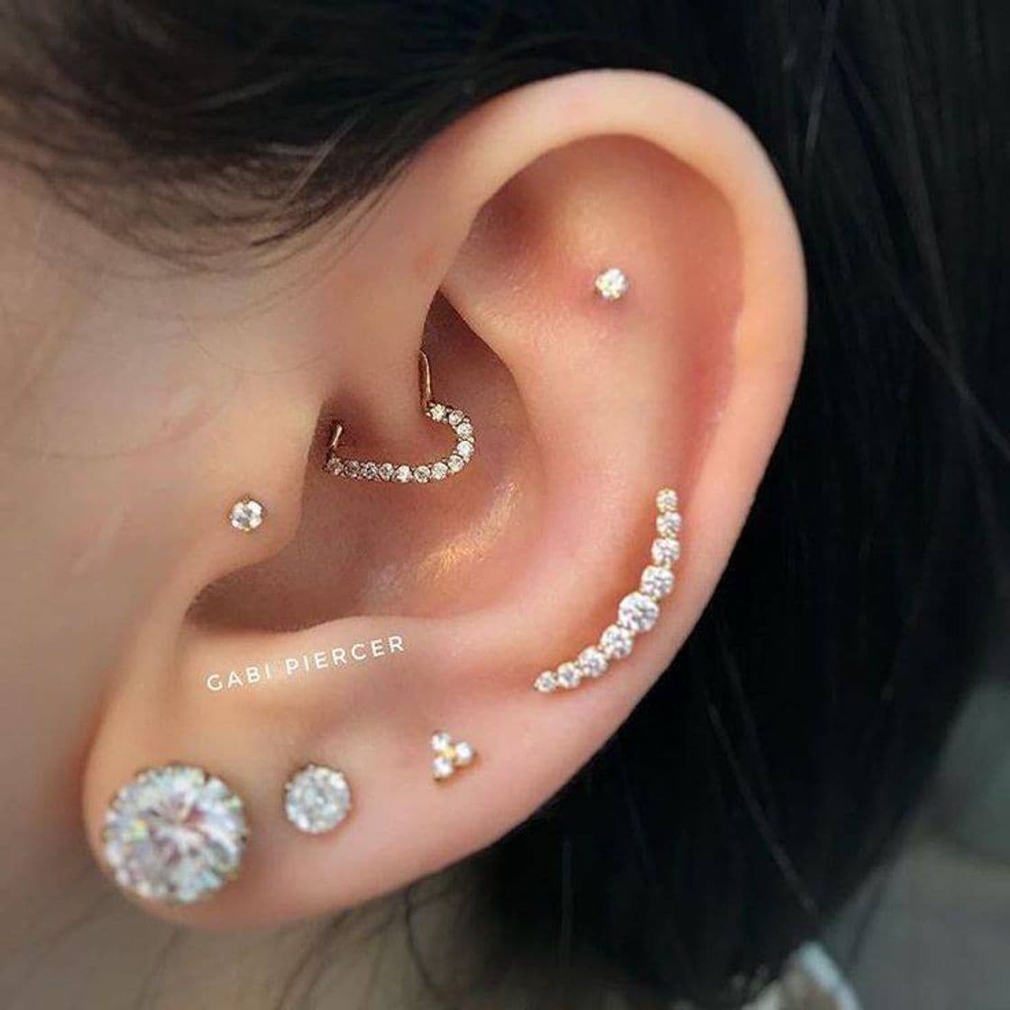 Fashion Orelha com vários piercings 