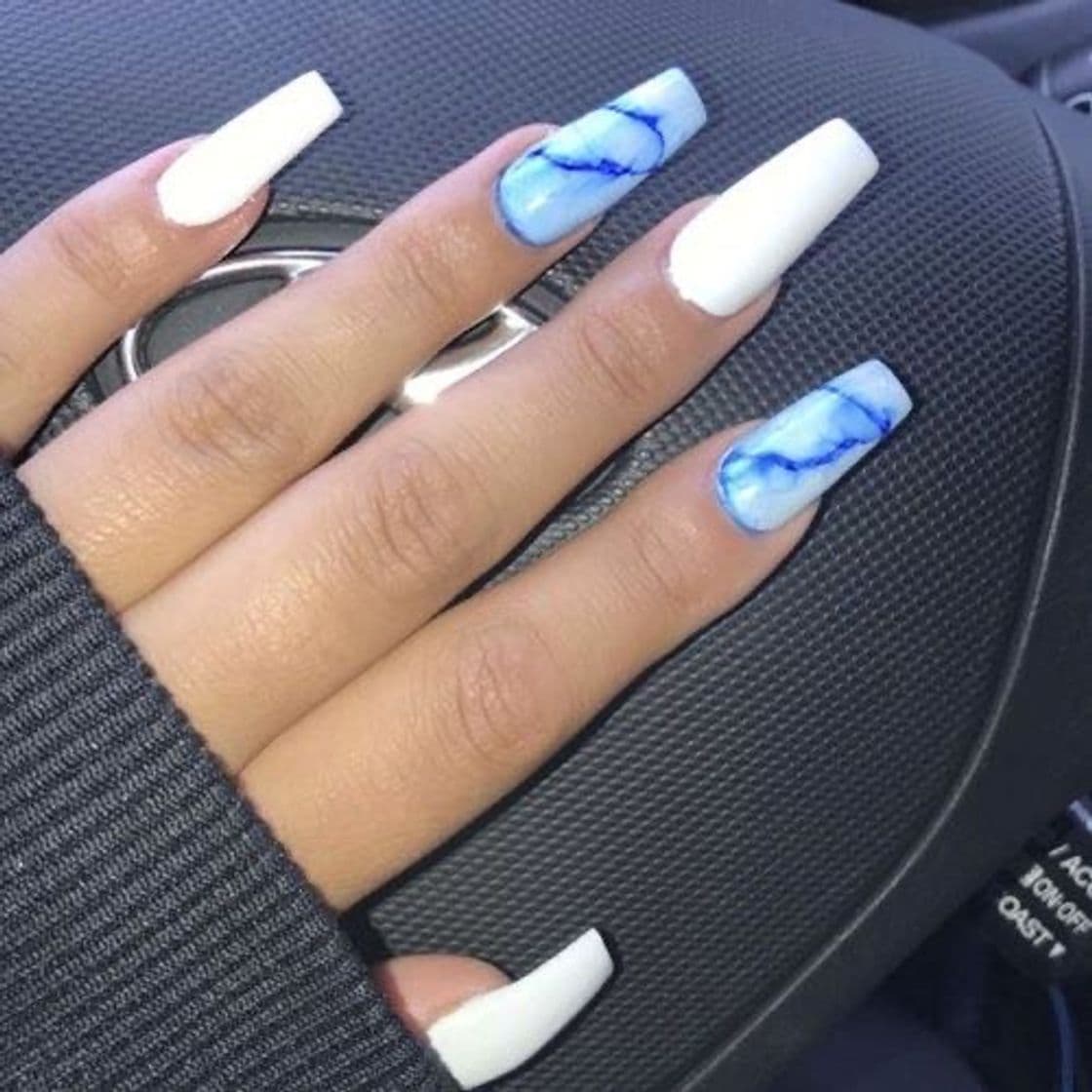 Moda Uñas Blancas y Azules