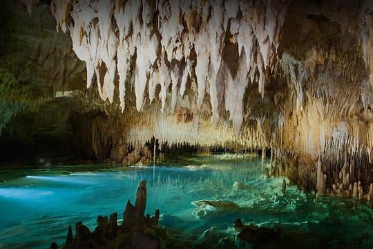 Place Cayman Crystal Caves