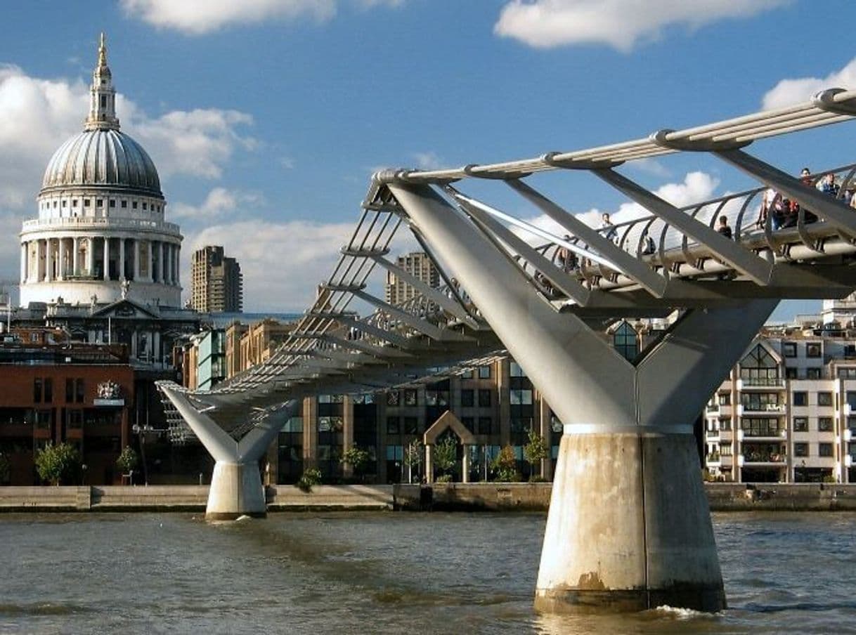 Place Millennium Bridge