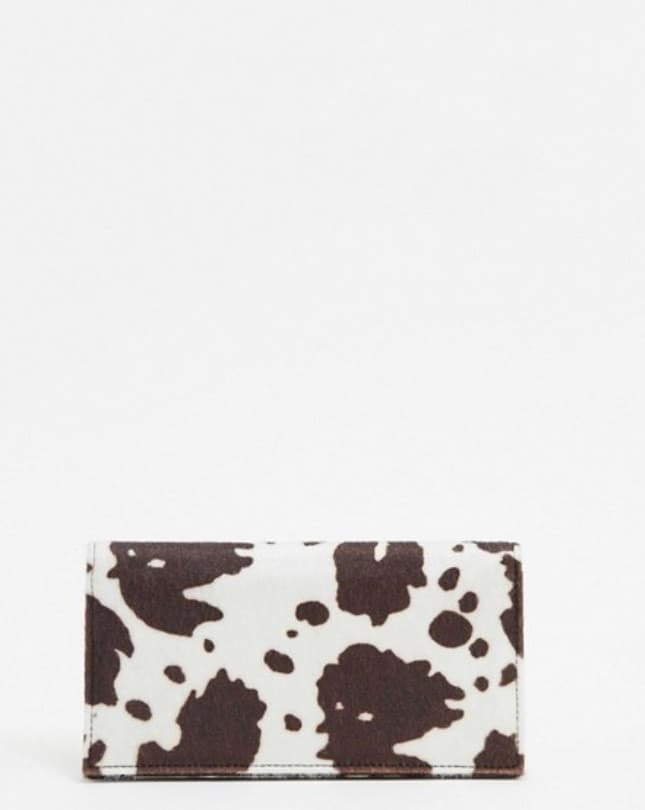 Producto Monedero plegable con estampado de vaca de ASOS DESIGN